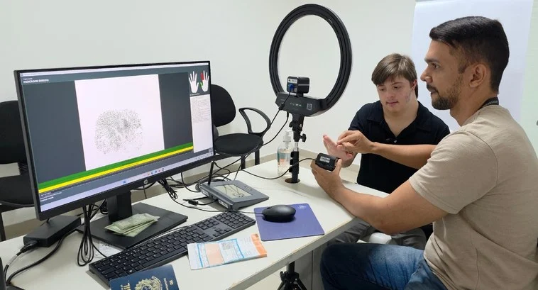 Jovem com síndrome de Down tira primeiro título eleitoral