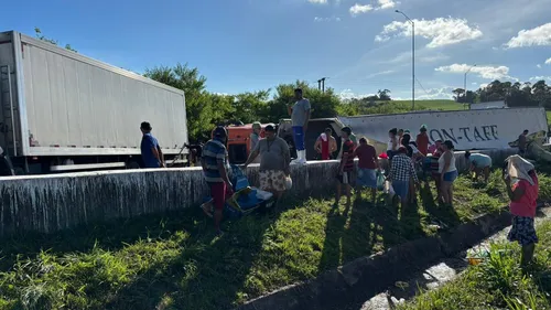 Caminhão com carga de camarão tomba e interdita BR-101