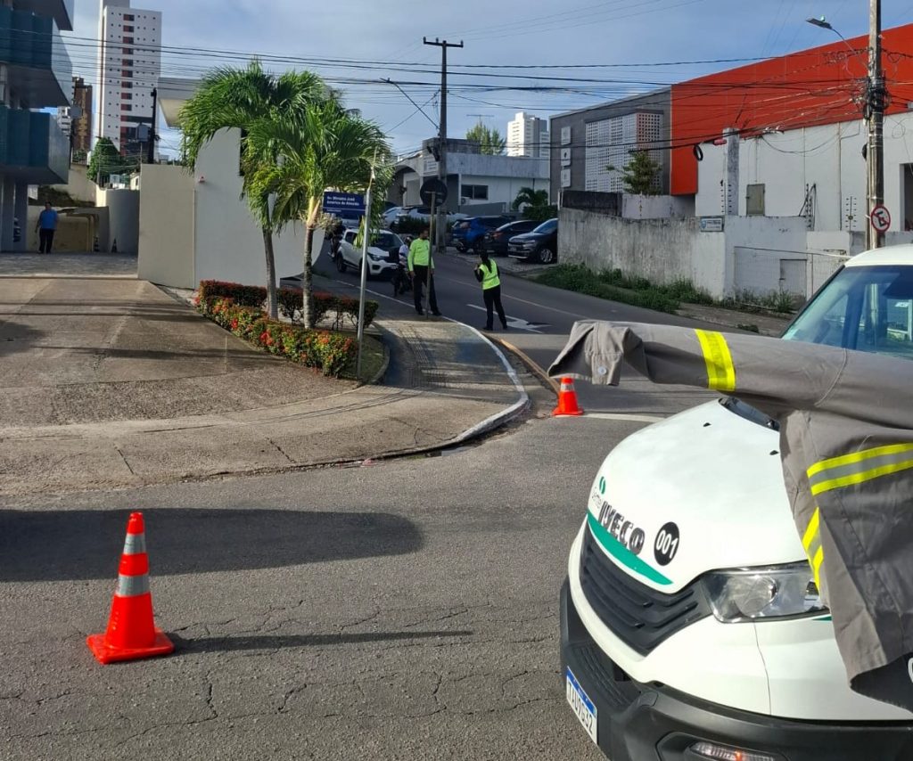 Obra emergencial interdita trecho da Avenida Beira-Rio