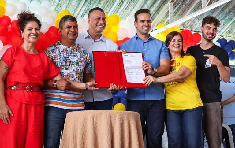 Lucas Ribeiro assina contratos para 150 casas em Sapé