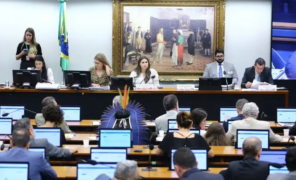 Votação sobre fim da escala 6×1 é adiada na CCJ hoje