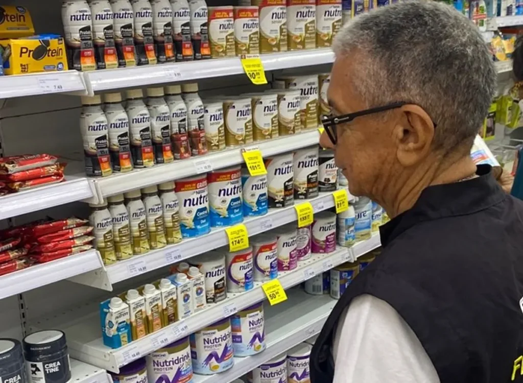 Procon-JP autua três farmácias e apreende 102 itens