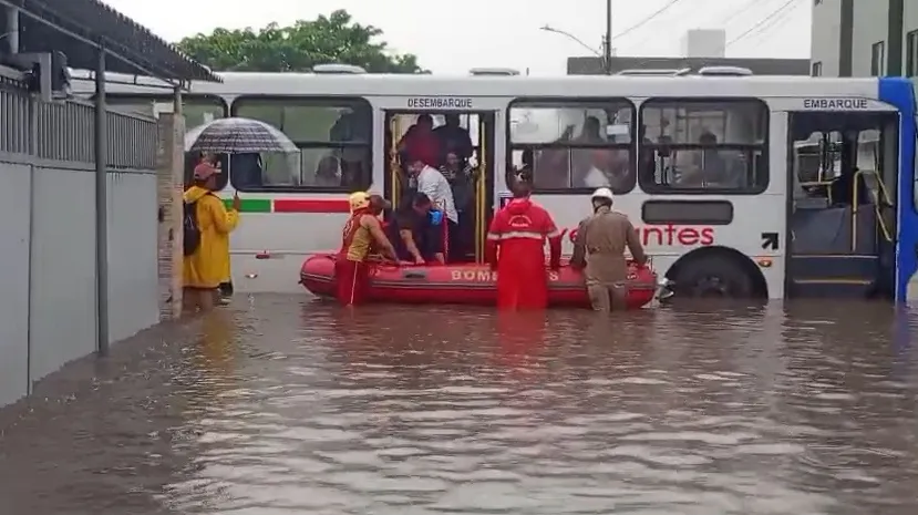 Ônibus ilhado em João Pessoa; passageiros resgatados