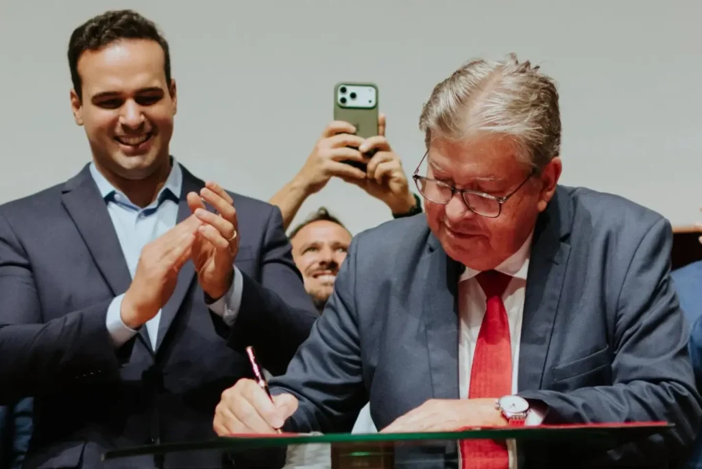 João Azevêdo renuncia e transfere governo a Lucas Ribeiro