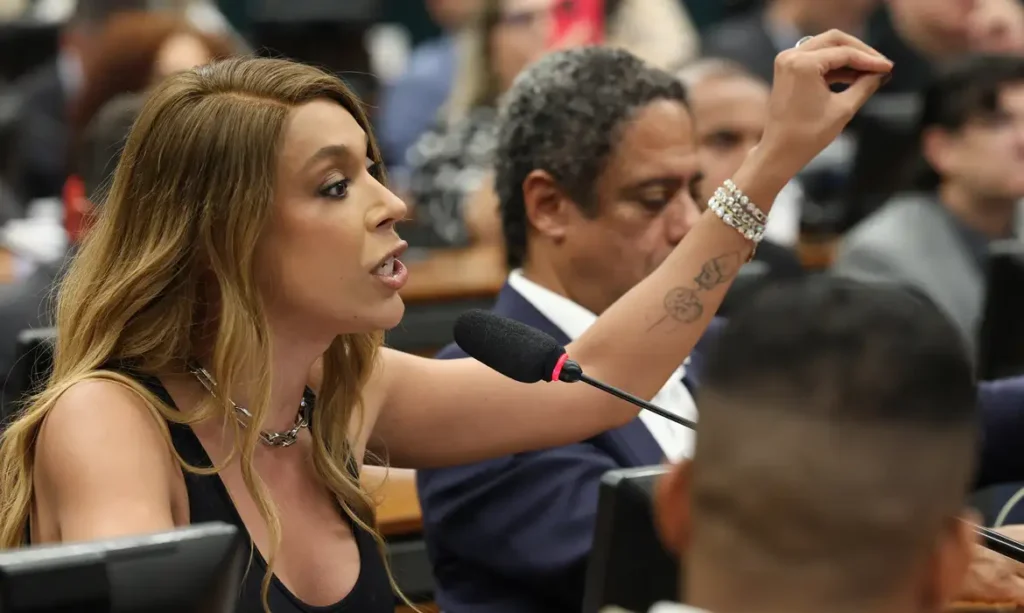 Erika Hilton rejeita compensacoes que aumentem jornada