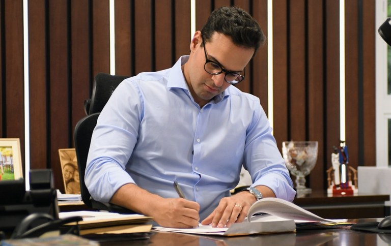 Lucas Ribeiro inaugura escola e inspeciona obras no Sertão