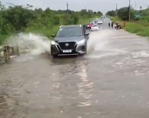 Rio transborda e cobre ponte na entrada de São José