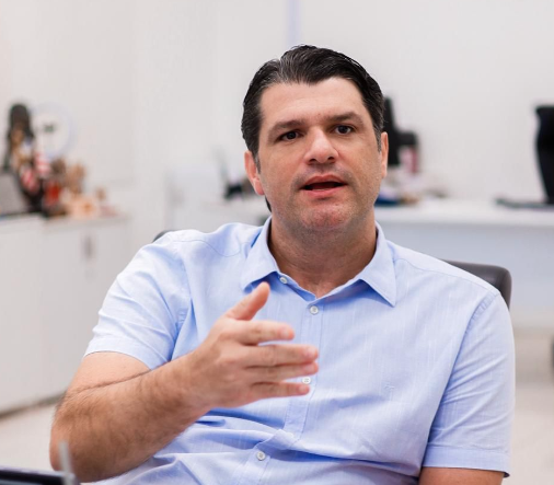 Prefeito Leo Bezerra determina suspensão de multas
