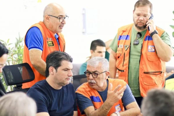 Prefeito aciona força-tarefa e apoia famílias atingidas