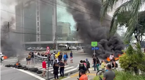 Ambulantes protestam em João Pessoa após remoção da orla