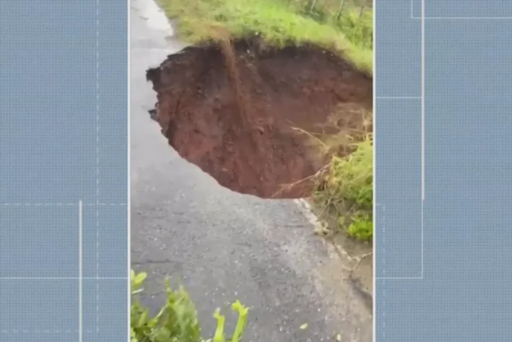 Parte de ponte na PB-089 desaba e tem faixa interditada