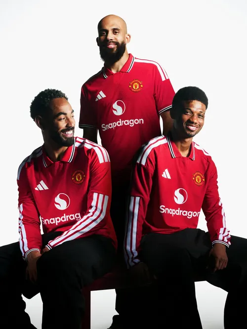Manchester United lança uniforme retrô para 2026/2027