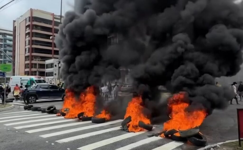 Ambulantes bloqueiam trecho da Epitácio Pessoa na capital
