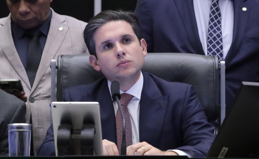Hugo Motta lidera operação para salvar o BRB estatal