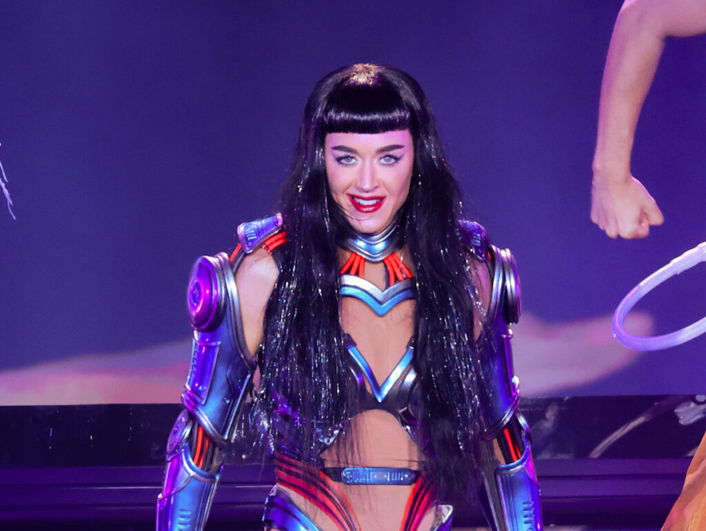 Katy Perry pede empatia entre fandoms em streaming