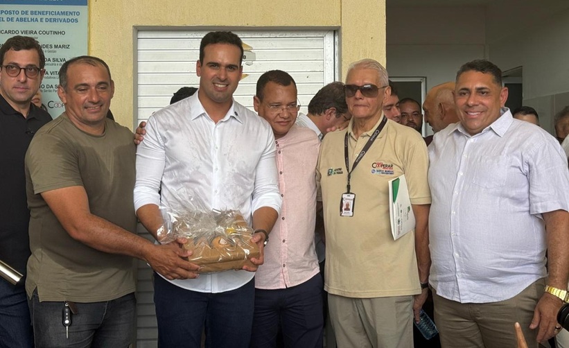Lucas Ribeiro entrega equipamentos e assegura estrada