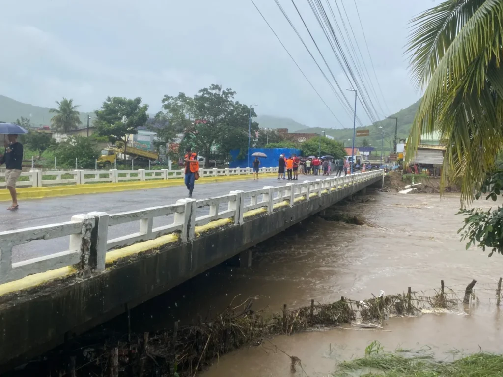 Chuvas na Paraíba: ponte cede e moradores ficam ilhados