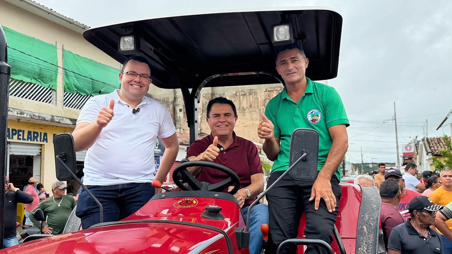 Wilson Santiago entrega trator e sementes em Itapororoca