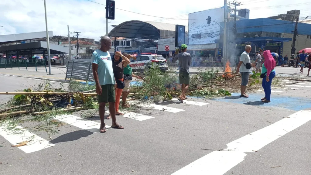 Ambulantes bloqueiam Terminal da Lagoa em João Pessoa