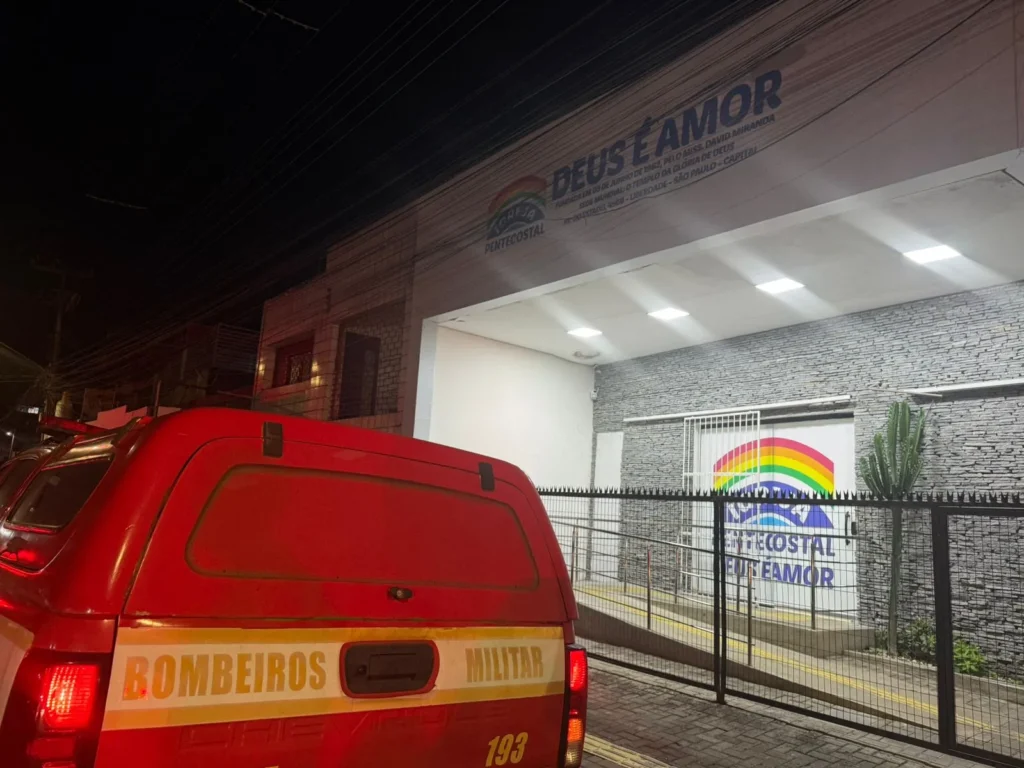 Pessoa morre e outra fica ferida ao cair de teto de igreja