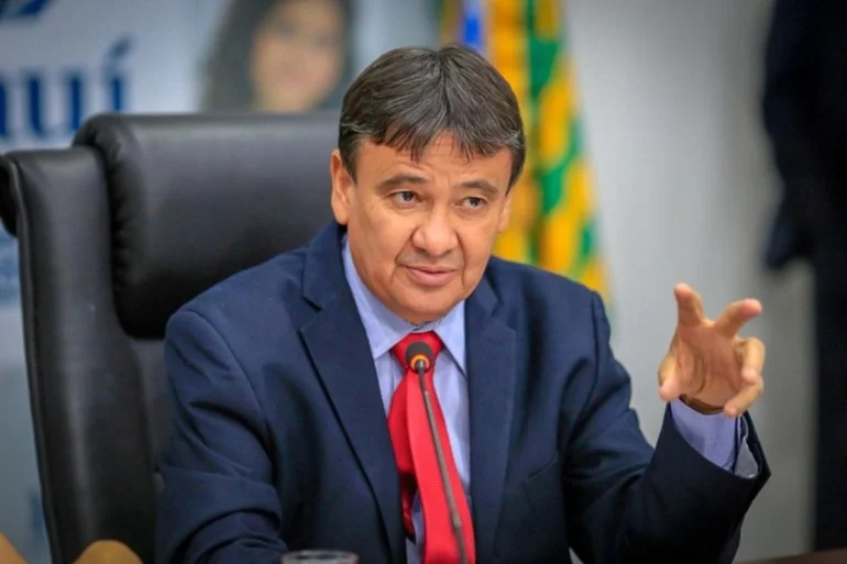 Wellington Dias entrega oito vans adaptadas na Paraíba