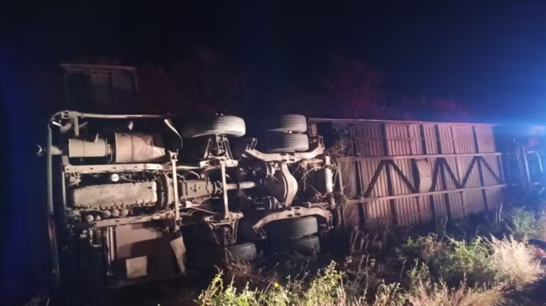 Sete jogadores morrem em capotamento de ônibus no CE
