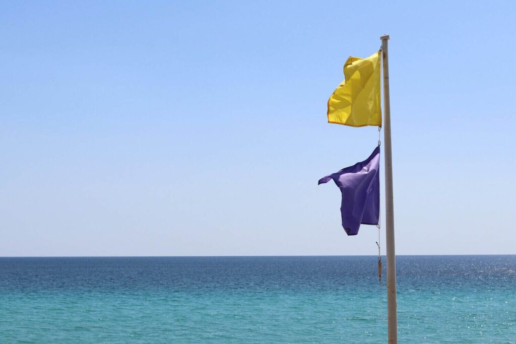 Bandeiras de praia pouco conhecidas que avisam perigo