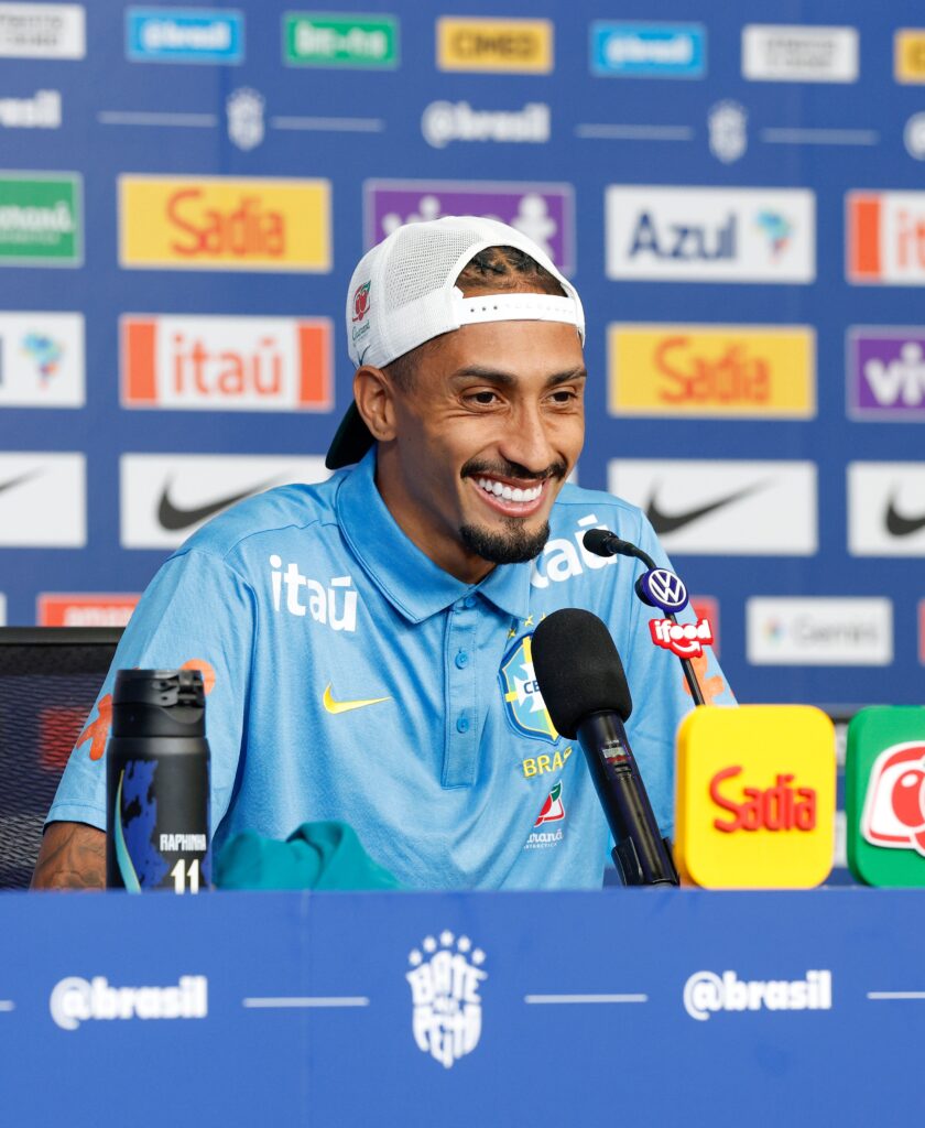 Raphinha elogia Ancelotti e se diz mais maduro para 2026