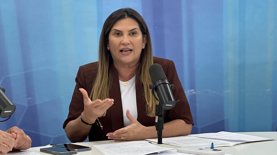 Prefeita de Cajazeiras rebate veto e defende contrato