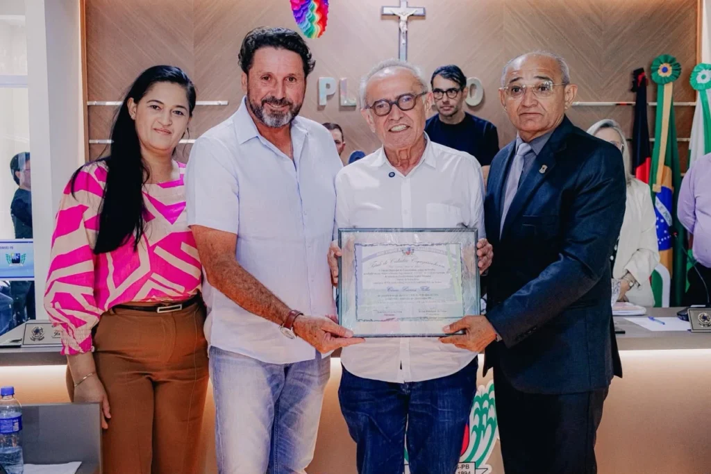 Cícero Lucena é homenageado em Cajazeirinhas e amplia apoios