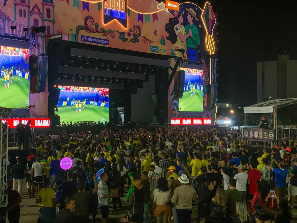Parque do Povo reúne torcedores para estreia do Brasil