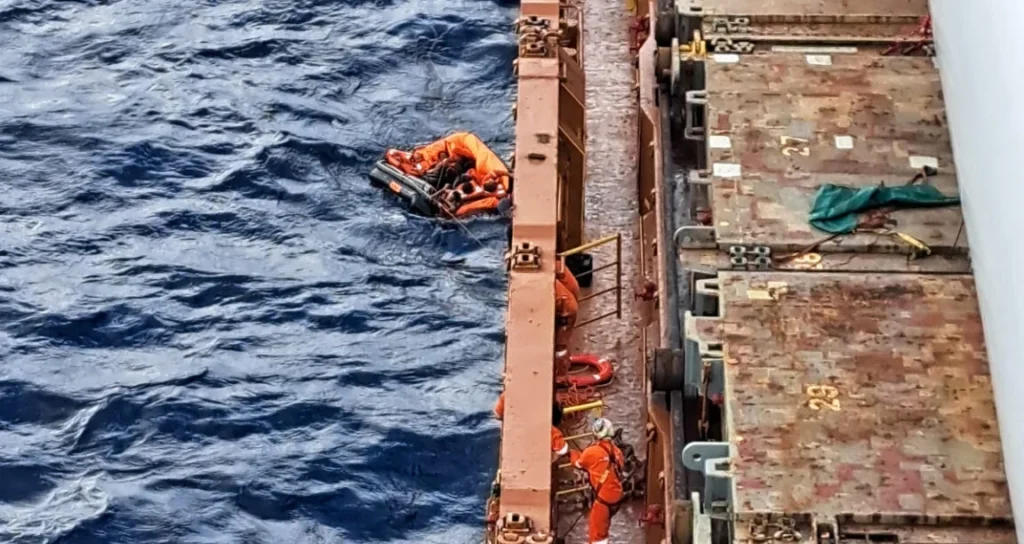 Embarcação Thor Noronha naufraga; seis tripulantes salvos