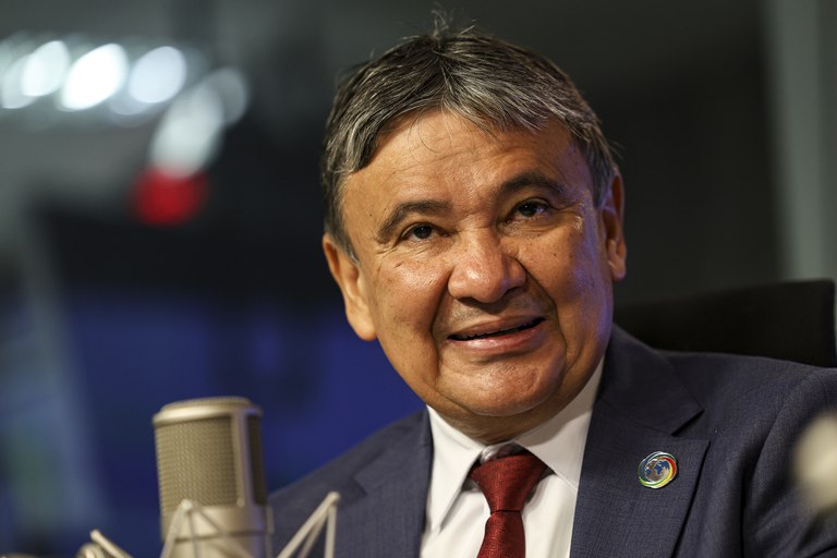 Wellington Dias cumpre agenda e entrega vans na Paraíba