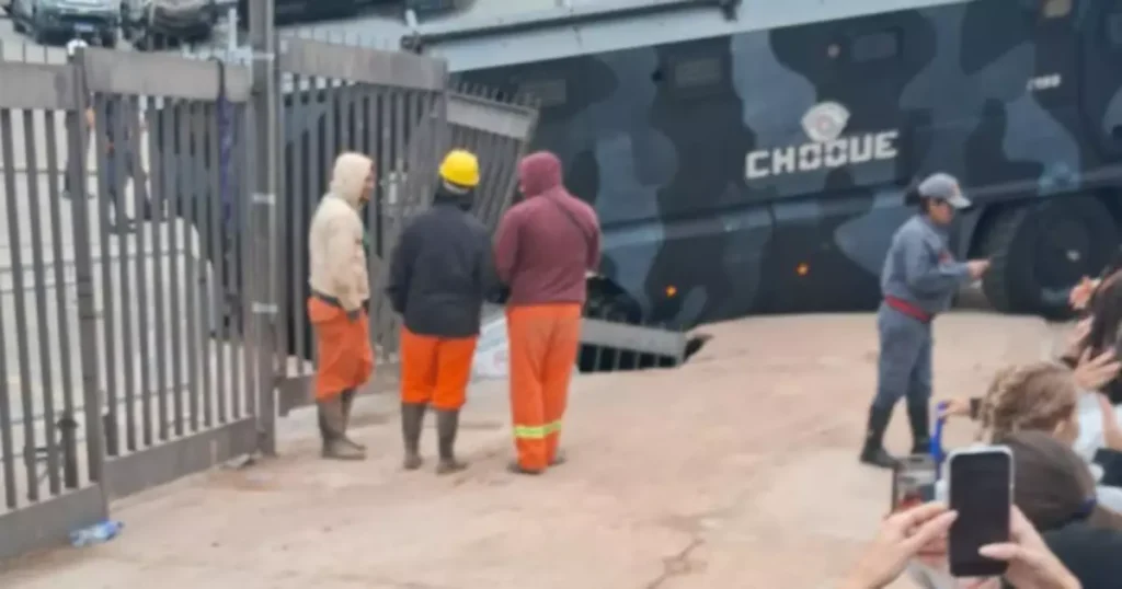 Caminhão da tropa de choque afunda perto do MorumBIS