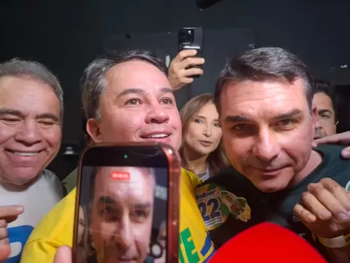 Flávio Bolsonaro adia visita à Paraíba por viagem aos EUA
