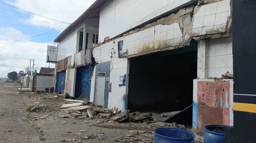 Marquise desaba e imóvel é interditado pela Defesa Civil