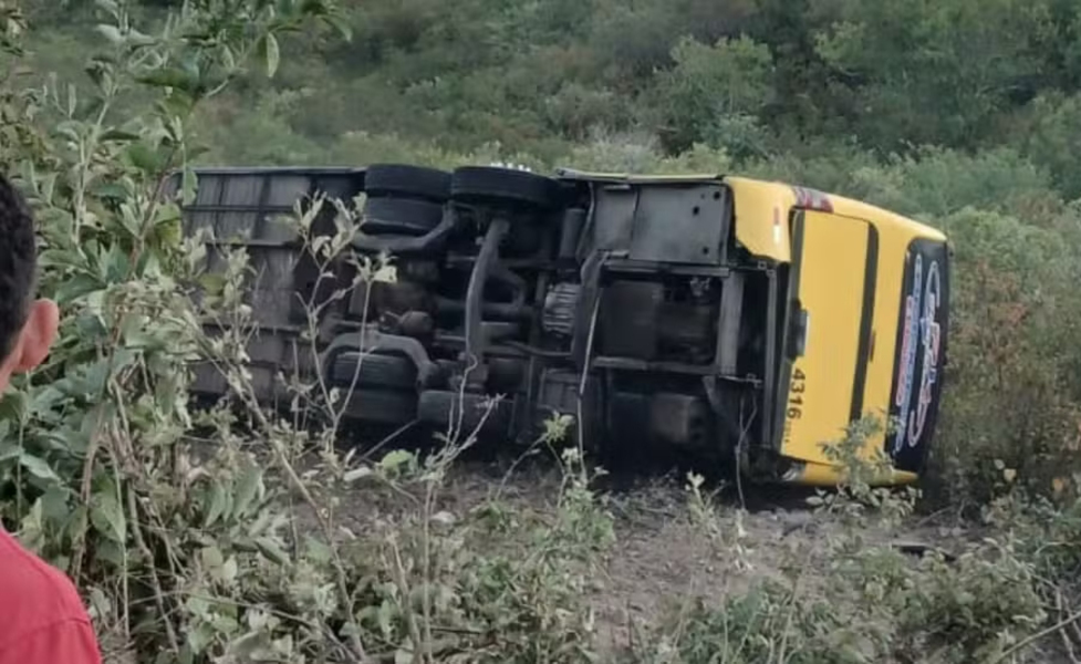 Ônibus de romeiros em Canindé provoca 2 mortes e 21 feridos