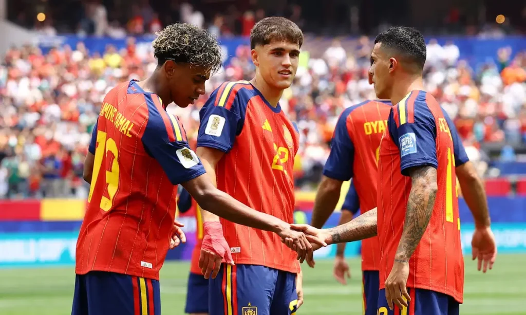 Espanha avança às oitavas ao vencer Áustria por 3 a 0