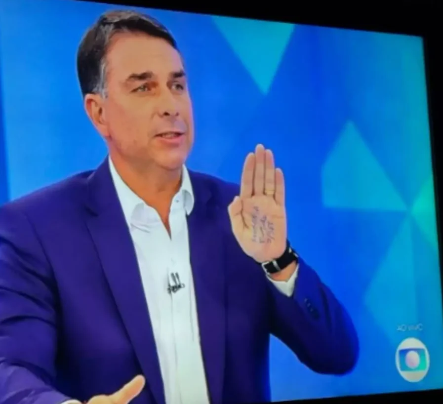 Flávio Bolsonaro diz que Eduardo errou sobre tarifaço