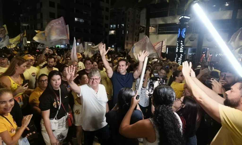Lucas e João encerram primeiro dia de campanha na orla