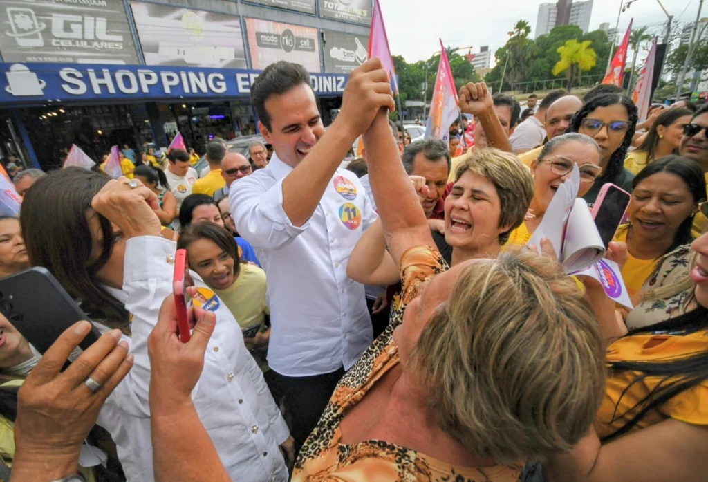 Lucas percorre Centro de Campina e destaca novas ações
