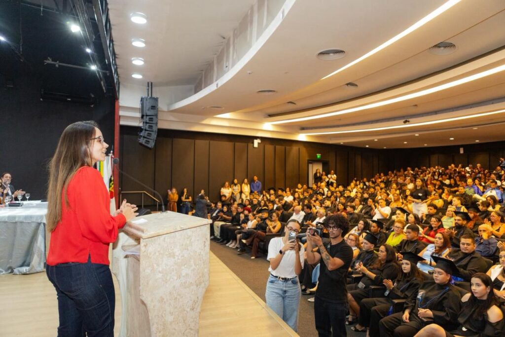 Camila Mariz na colação de grau do Limite do Visível