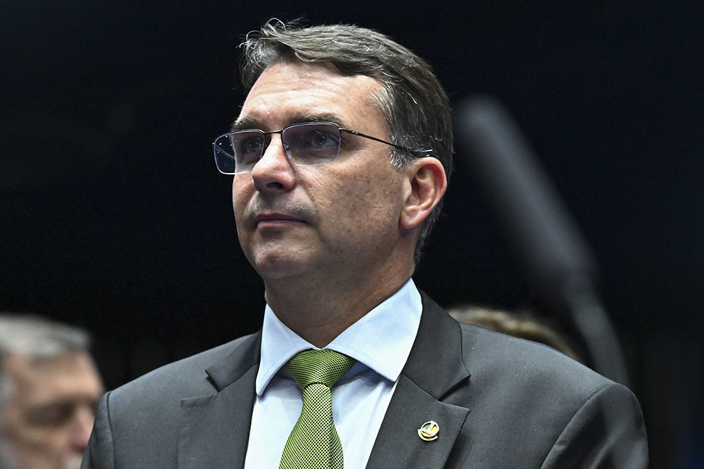 Flávio Bolsonaro evita detalhar contrato sobre o filme