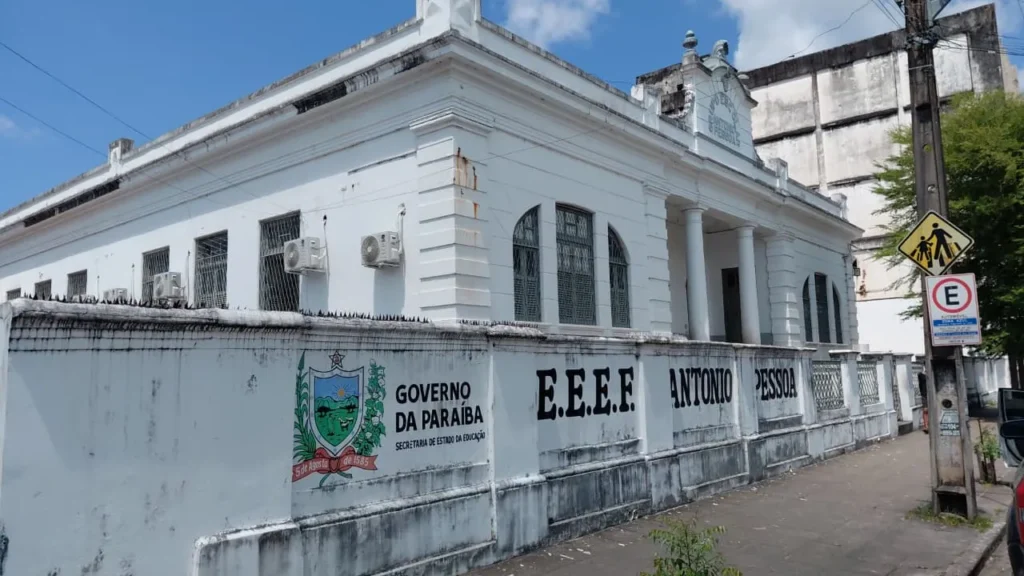 Escola estadual é arrombada e tem equipamentos furtados